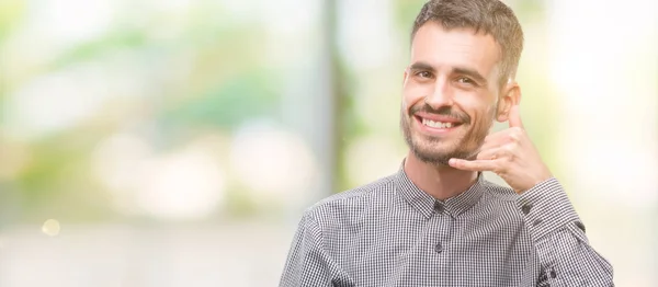 Joven Hipster Sonriendo Haciendo Gesto Telefónico Con Mano Los Dedos —  Fotos de Stock