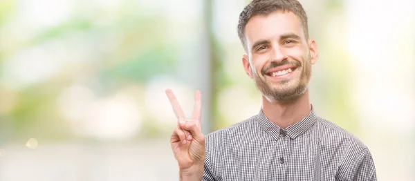 Giovane Hipster Uomo Sorridente Con Faccia Felice Strizzando Occhio Alla — Foto Stock