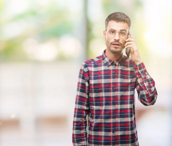 Giovane Hipster Adulto Che Parla Telefono Spaventato Stato Shock Con — Foto Stock