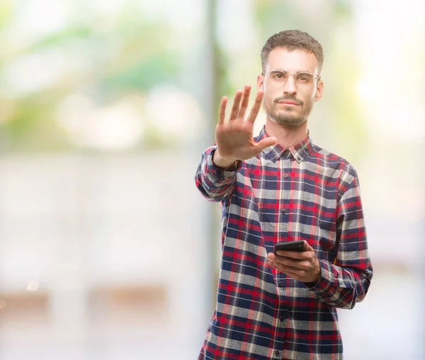 Homem Adulto Jovem Hipster Segurando Smartphone Com Mão Aberta Fazendo — Fotografia de Stock