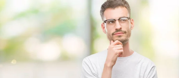 Junger Tätowierter Erwachsener Mann Mit Der Hand Kinn Der Über — Stockfoto