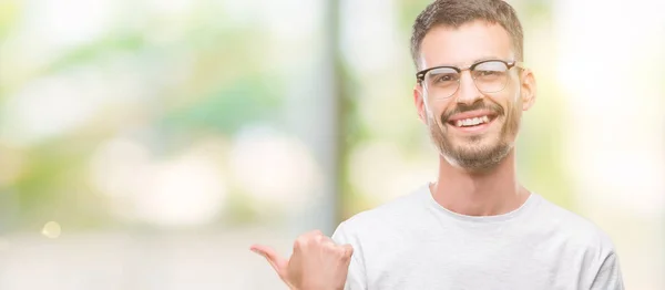 Jovem Homem Adulto Tatuado Sorrindo Com Rosto Feliz Olhando Apontando — Fotografia de Stock