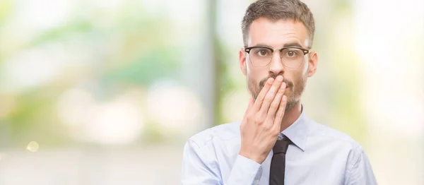 Pria Bisnis Muda Menutup Mulut Dengan Tangan Terkejut Dengan Rasa — Stok Foto