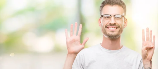 Genç Parmak Dokuz Ile Gülümseyen Ise Kendinden Emin Mutlu Yukarıyı — Stok fotoğraf