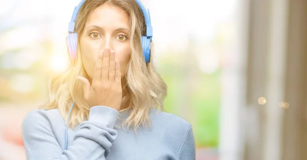 Jovem Bela Mulher Ouvindo Música Cobre Boca Choque Parece Tímido — Fotografia de Stock