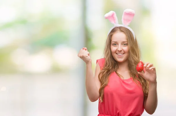 Jonge Blonde Vrouw Draagt Easter Bunny Oren Schreeuwen Trots Vieren — Stockfoto
