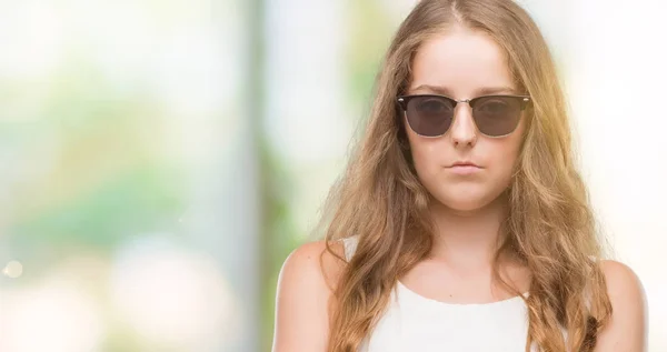 Unga Blonda Kvinnan Bär Solglasögon Skeptiker Och Nervös Oaccepterande Uttryck — Stockfoto