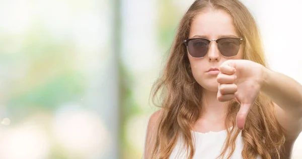 Junge Blonde Frau Mit Sonnenbrille Die Unglücklich Und Wütend Aussah — Stockfoto