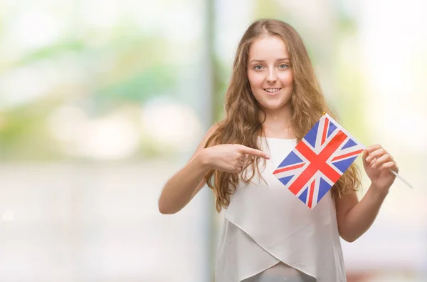 Jovem Loira Segurando Bandeira Reino Unido Muito Feliz Apontando Com — Fotografia de Stock