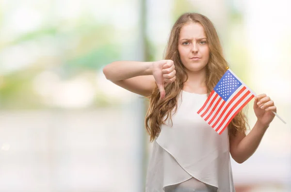 Mujer Rubia Joven Sosteniendo Bandera Con Cara Enojada Signo Negativo —  Fotos de Stock