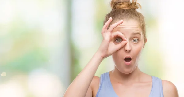 Giovane Donna Bionda Facendo Gesto Scioccato Con Faccia Sorpresa Occhio — Foto Stock