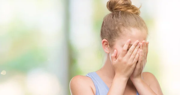 Giovane Donna Bionda Con Espressione Triste Che Copre Viso Con — Foto Stock