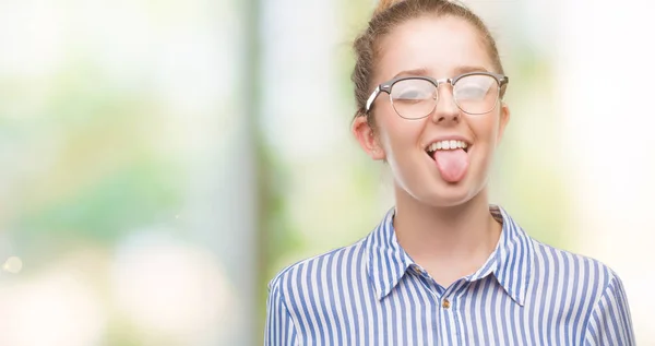 Jovem Loira Mulher Negócios Colando Língua Para Fora Feliz Com — Fotografia de Stock