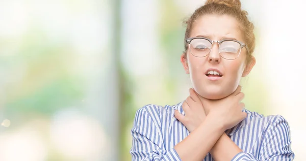 Jonge Blonde Zakenvrouw Schreeuwen Stik Omdat Pijnlijke Wurgen Gezondheidsprobleem Asphyxiate — Stockfoto