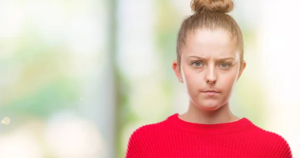 Giovane Donna Bionda Con Panino Maglione Rosso Scettico Nervoso Accigliato — Foto Stock