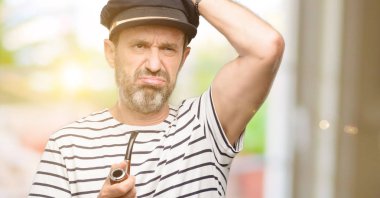 Kaptan gemici dehşete ve sinir anksiyete ve panik jest, bunalmış ifade tütün pipo