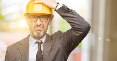 Üst düzey mimar ya da korkmuş ve sinir anksiyete ve panik jest, bunalmış ifade