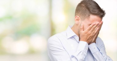 Yüzünü elleriyle ağlayarak süre kapsayan üzgün ifade ile yakışıklı genç iş adamı. Depresyon kavramı.