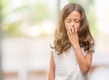 Esmer Latin kız el ağzıyla kapsayan yorgun esneme sıkılmış. Restless ve uyku hali.