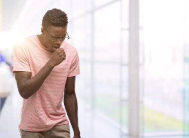 Hasta ve soğuk veya bronşit için semptom olarak öksürük duygu pembe t-shirt giyen genç Afro-Amerikan adam. Sağlık kavramı.