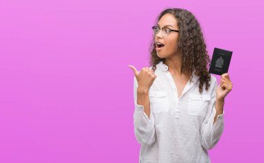 İşaret ve başparmak kadar mutlu yüz gülümseyen tarafı ile gösterilen pasaport Kanada tutan genç İspanyol kadın