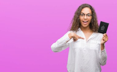 Pasaport Kanada sürpriz yüz işaret parmağı kendini tutan genç İspanyol kadın