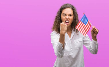 Öfkeyle, çılgın ve yükseltilmiş el, öfke kavramı ile diye bağıran Estates Amerika rahatsız ve hayal kırıklığına uğramış bağırarak bayrağı tutan genç İspanyol kadın