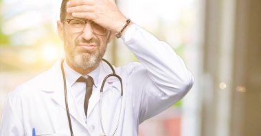 Anksiyete ve panik jest, ifade tıbbi profesyonel dehşete ve sinir doktor komuta sizde, boğulmuş