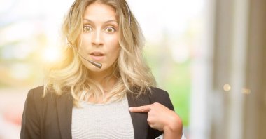 Parmak ile işaret genç kadın işleç çağrı merkezi mutlu ve ifade wow jest, tezahürat