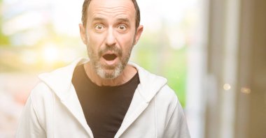 Panik ve korku ifade şokta, orta yaş erkek spor giyim giymiş korkuttu