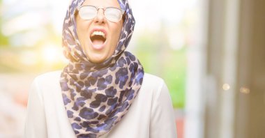 Bıkkın ve sinirli stresli, panik, korku içinde hijab giyen orta yaş Müslüman Arap kadın. Hoş bir jest. İş sataşmak beni çıldırtıyor