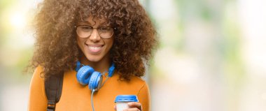 Afrika kökenli Amerikalı öğrenci kadın kendinden emin ve mutlu bir büyük doğal gülümseme gülmek ile