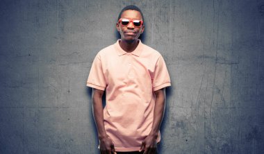 Uykulu ifade, çok çalıştırılıyordu ve yorgun ile güneş gözlüğü takıyor Afrikalı zenci