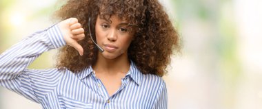 Kızgın yüz, eksi işareti aşağı antipati başparmak ile gösterilen, ret kavramı Afro-Amerikan çağrı merkezi operatörü kadınla