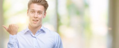 Genç yakışıklı sarışın adam el ve parmak ile yukarı dönük mutlu yüz gülümseyen ile