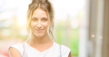 Genç güzel kadın el sıkışma poz karşılama, güven ve başarı kavramı ifade, tebrik ellerini tutar