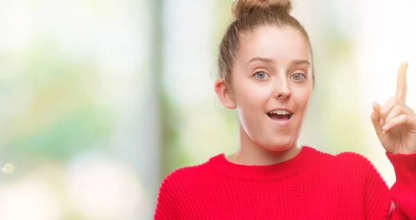 Giovane Donna Bionda Che Indossa Panino Maglione Rosso Puntando Dito — Foto Stock