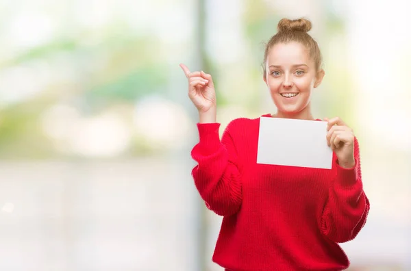 Jeune Femme Blonde Tenant Bannière Publicitaire Très Heureux Pointant Avec — Photo