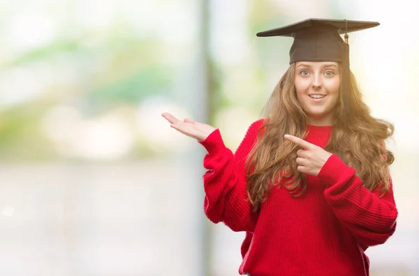 Νεαρή Ξανθιά Γυναίκα Που Φοράει Καπάκι Αποφοίτηση Πολύ Χαρούμενος Δείχνοντας — Φωτογραφία Αρχείου