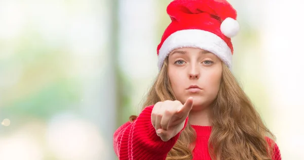 Jonge Blonde Vrouw Met Kerstman Hoed Met Vinger Wijzen Naar — Stockfoto