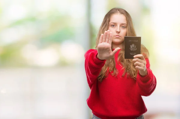 Jovem Loira Segurando Passaporte Dos Estados Unidos América Com Mão — Fotografia de Stock