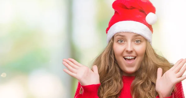 Jonge Blonde Vrouw Kerstman Hoed Erg Blij Opgewonden Winnaar Expressie — Stockfoto