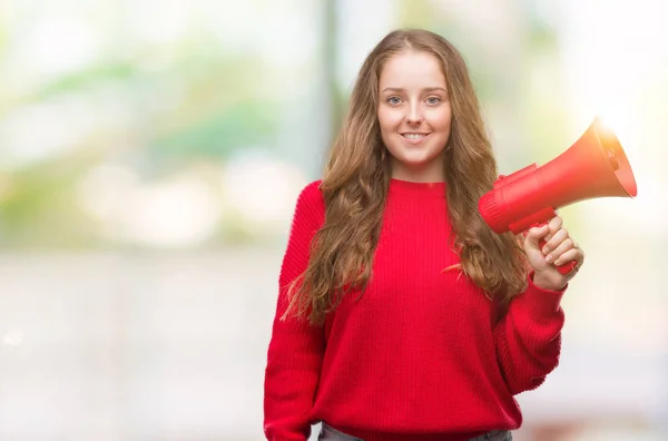 Νεαρή Ξανθιά Γυναίκα Κρατώντας Κόκκινα Μεγάφωνο Ένα Χαρούμενο Πρόσωπο Στέκονται — Φωτογραφία Αρχείου