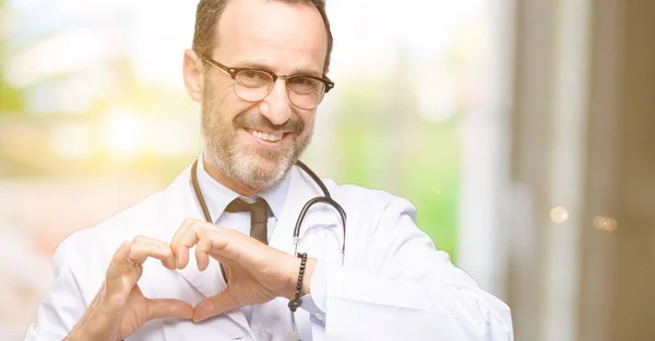 Docteur Homme Âgé Professionnel Santé Heureux Montrant Amour Avec Les — Photo