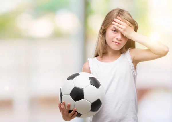 Jovem Criança Loira Segurando Bola Futebol Estressado Com Mão Cabeça — Fotografia de Stock