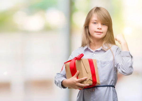 Junge Blonde Kleinkind Hält Ein Geschenk Schreiend Stolz Und Feiert — Stockfoto