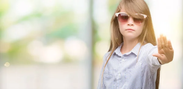 Giovane Bambina Bionda Con Camicia Blu Mano Aperta Che Stop — Foto Stock