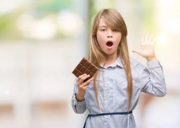 Nuori Blondi Lapsi Tilalla Suklaapatukka Erittäin Onnellinen Innoissaan Voittaja Ilme — kuvapankkivalokuva