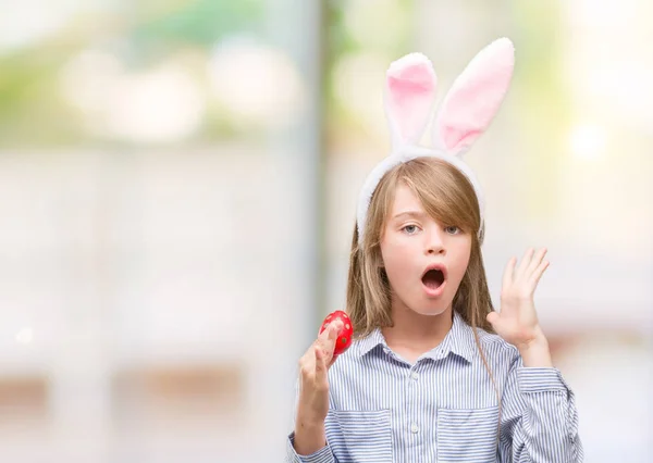 Kleines Blondes Kind Mit Osterhasenohren Sehr Glücklich Und Aufgeregt Siegerausdruck — Stockfoto