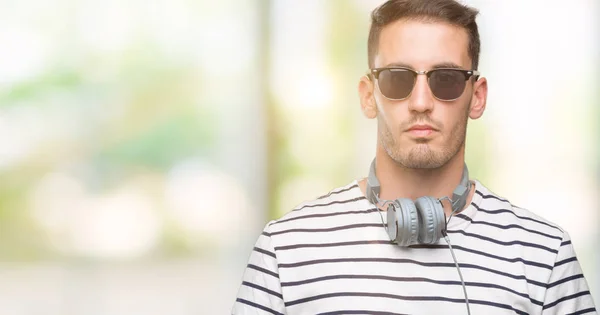 Schöner Junger Mann Mit Kopfhörern Und Ernstem Gesichtsausdruck Einfacher Und — Stockfoto